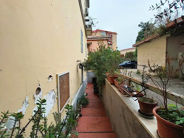 Appartamento trilocale in vendita in Via Diocleziano, Napoli