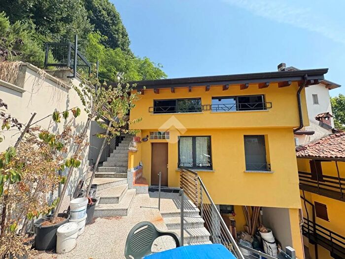 Casa con 5 locali in vendita in Frazione Toffo, Brivio