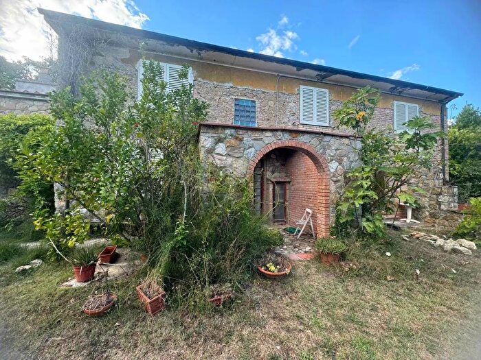 Casa con 10 locali in vendita in Riparbella