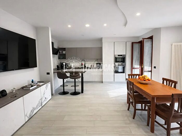 Appartamento trilocale in vendita in Via Santa Maria in Pratello, Paullo