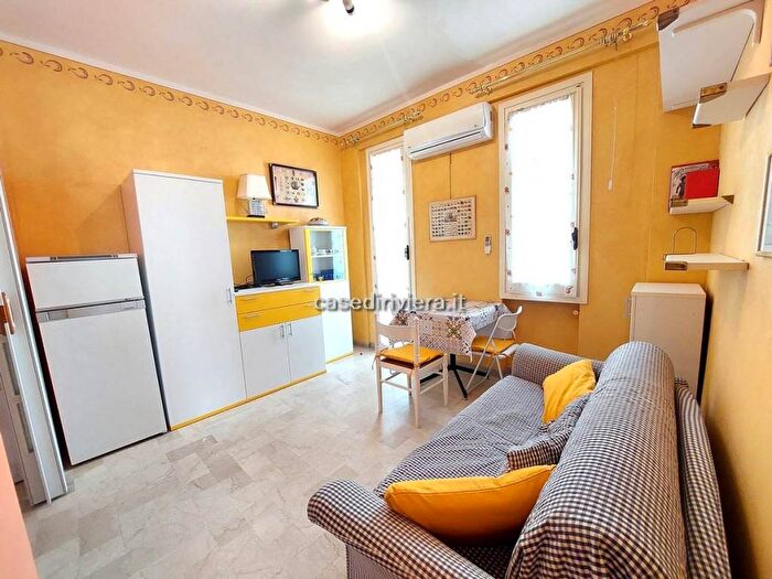 Appartamento bilocale in affitto in Via Molinetti, Centro, Finale Ligure