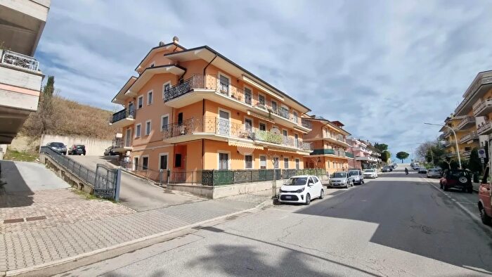 Appartamento trilocale in vendita in Via Borgo Garibaldi, Castignano