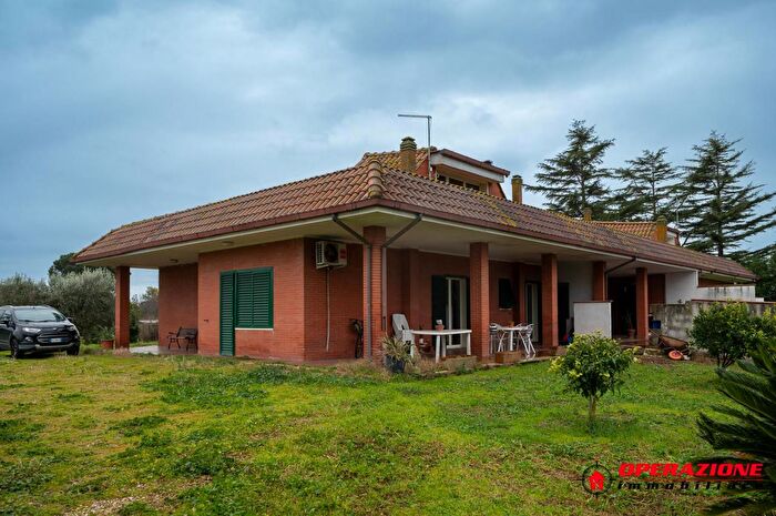 Casa con 8 locali in vendita in Via Torre Pellice, Roma