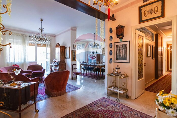 Appartamento con 8 locali in vendita in Piazza Trento, Catania