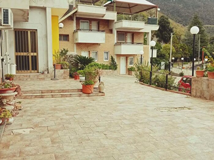 Casa con 11 locali in vendita in Rocchetta E Croce