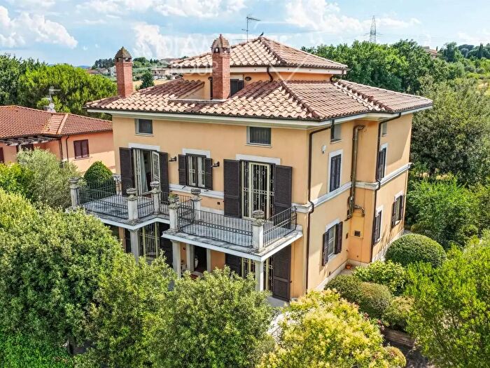 Casa con 9 locali in vendita in Castiglione Del Lago