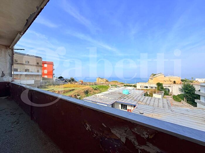 Appartamento quadrilocale in vendita in Via Torregaveta, Centro, Bacoli