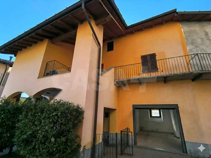 Appartamento quadrilocale in vendita in Via Mazzini, Luvinate