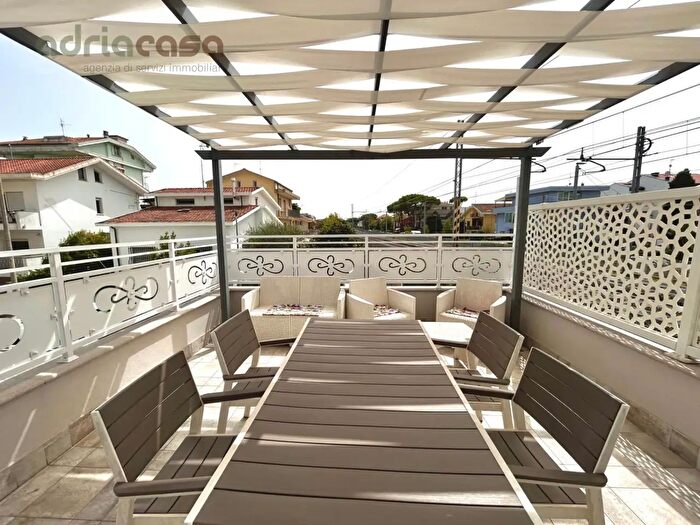 Appartamento quadrilocale in vendita in Viale Tasso, Riccione