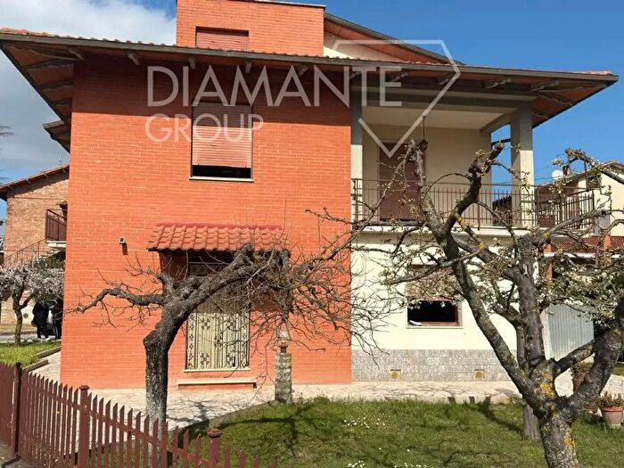 Casa con 9 locali in vendita in Castiglione Del Lago