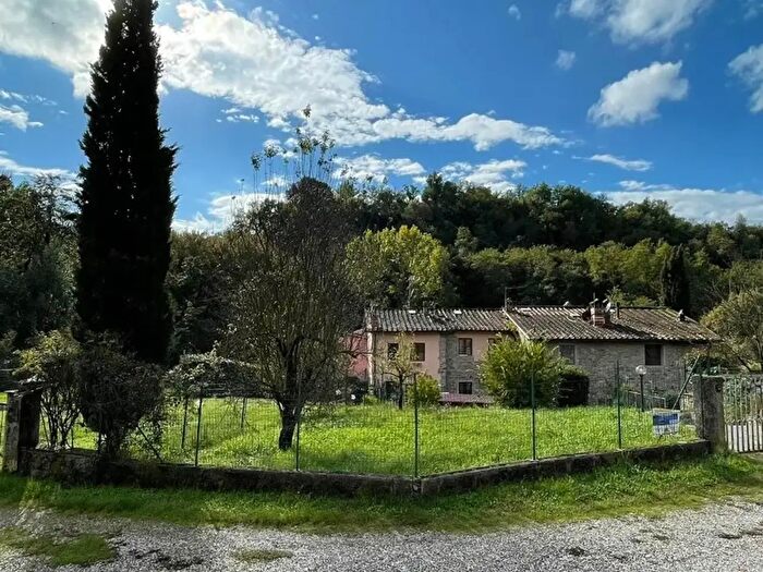 Casa con 6 locali in vendita in Terranuova Bracciolini