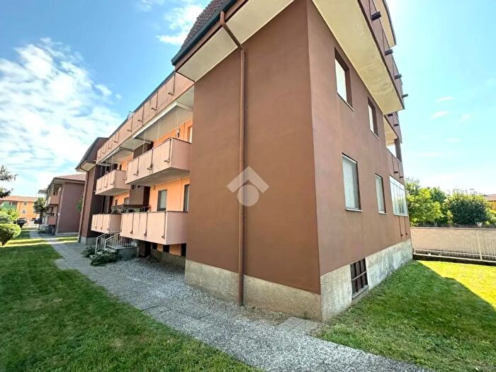 Appartamento trilocale in vendita in Via Novara, Trecate