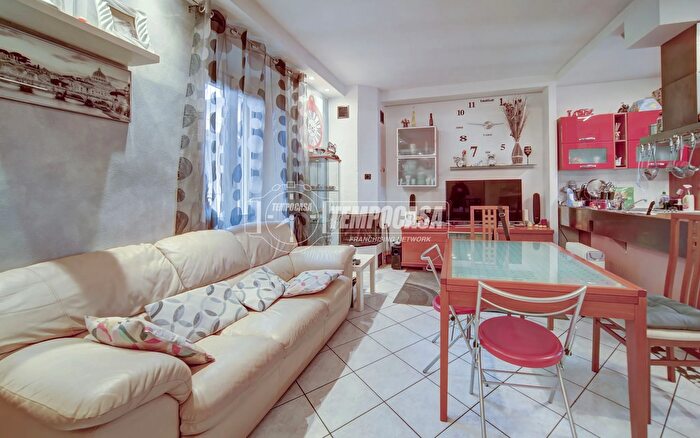 Appartamento trilocale in vendita in Via San Martino, Besnate