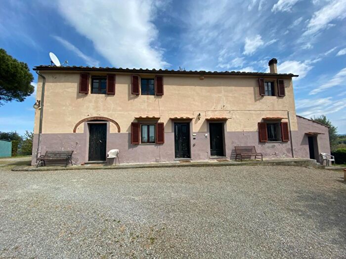 Casa con 9 locali in vendita in Palaia