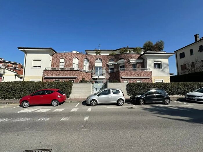 Appartamento con 5 locali in vendita in Via Clemente Alberti, Carugate