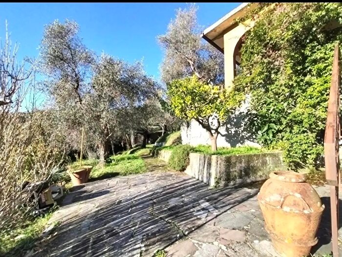 Casa con 5 locali in vendita in Luni