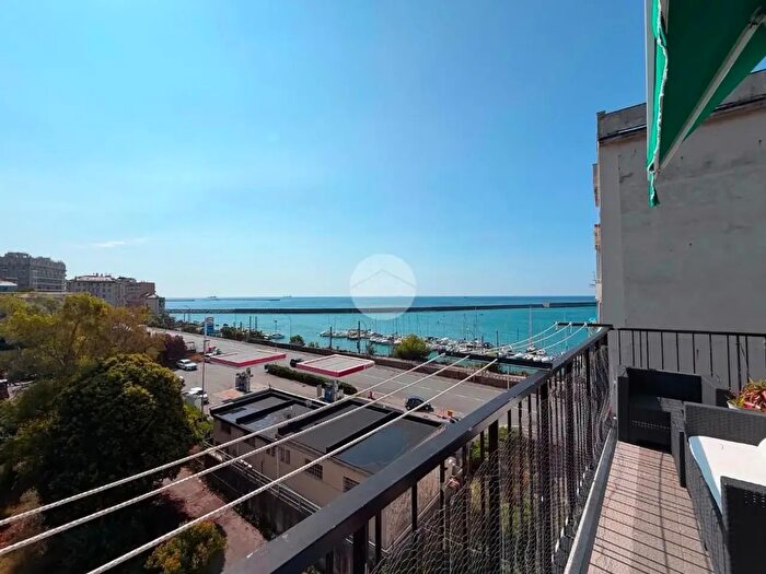 Appartamento con 5 locali in vendita in Piazza Lido di Pegli, Genova