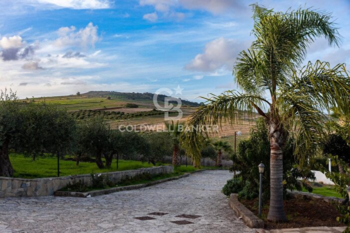 Casa con 12 locali in vendita in Via Castellammare, Valderice