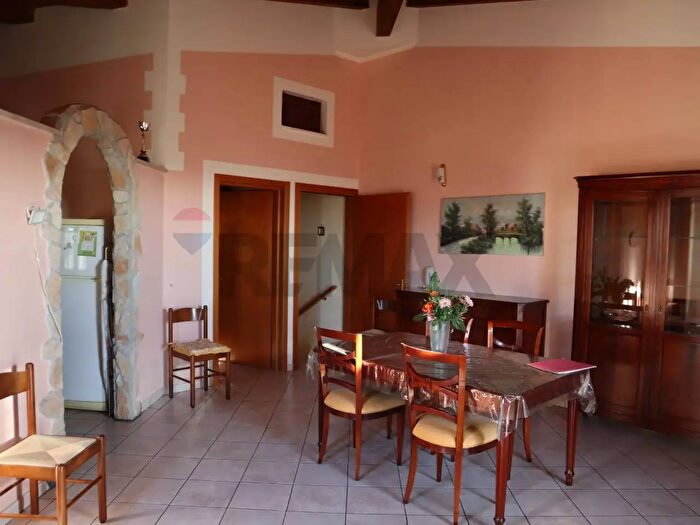 Casa con 5 locali in vendita in Monterosso Almo