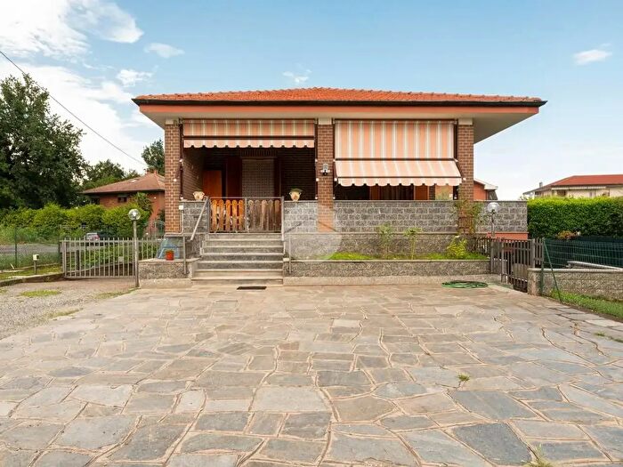 Casa con 8 locali in vendita in Via Francesco Petrarca, San Gillio
