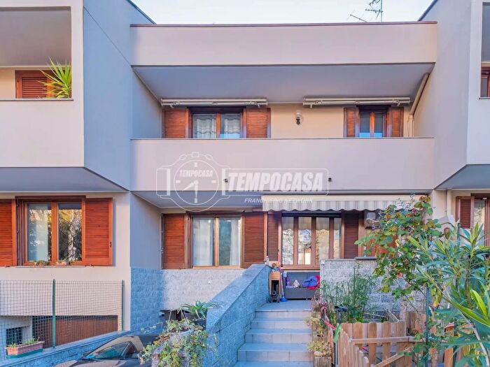 Appartamento quadrilocale in vendita in Via Baranzate, Novate Milanese