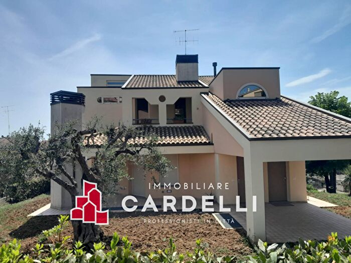 Appartamento con 6 locali in vendita in Via Oroboni, Civitanova Marche