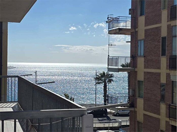 Appartamento quadrilocale in affitto in Via caprera, Catanzaro Lido, Catanzaro