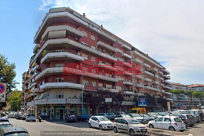 Appartamento con 6 locali in vendita in Via Albano, Roma