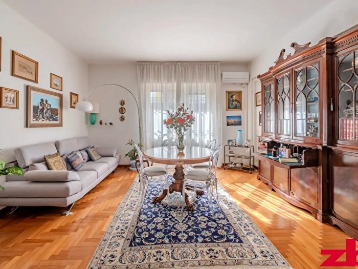 Appartamento con 6 locali in vendita in Via Angelo Carrara, Genova