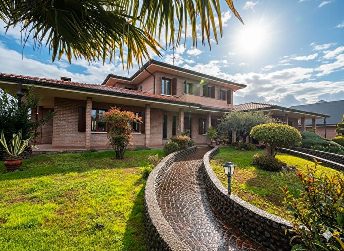 Casa con 7 locali in vendita in Via SantAlberto, Badia Polesine