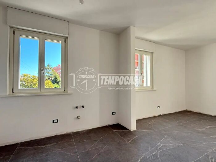 Appartamento trilocale in vendita in Via Varzi, Roma
