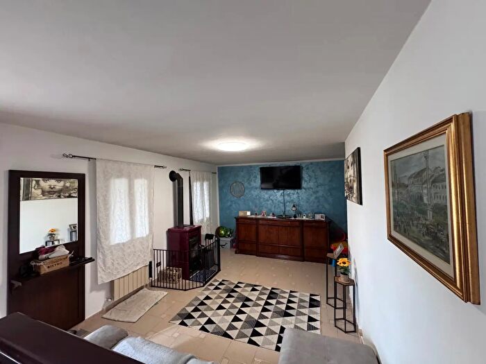 Casa con 5 locali in vendita in Adria