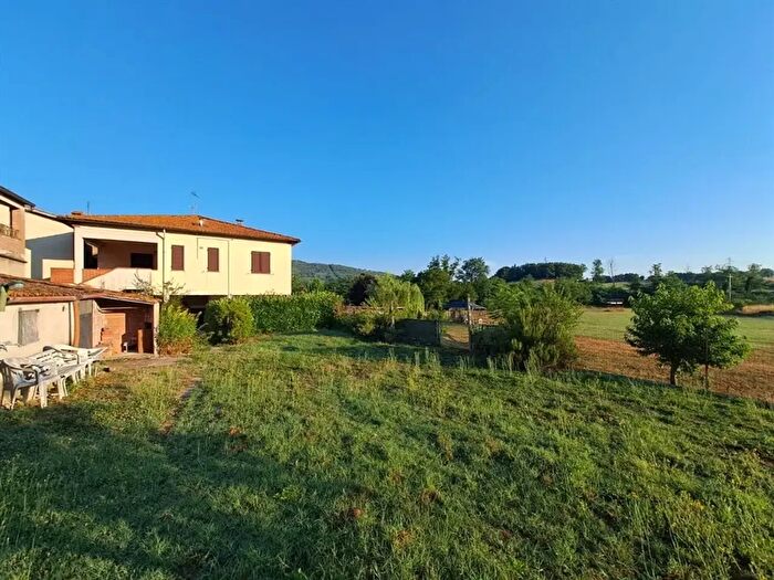 Casa con 16 locali in vendita in Bucine