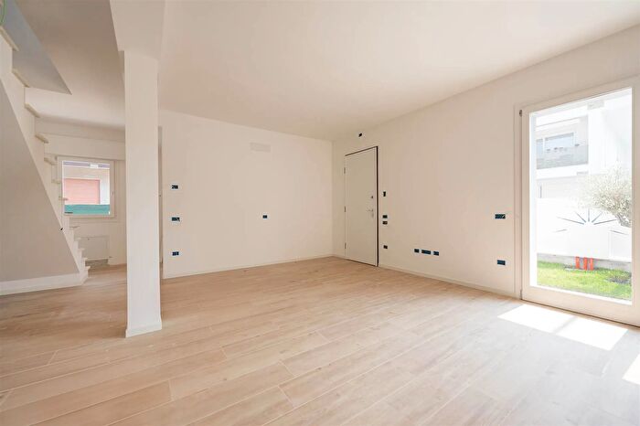 Casa con 8 locali in vendita in Via Ugo Foscolo Mestrino, Mestrino