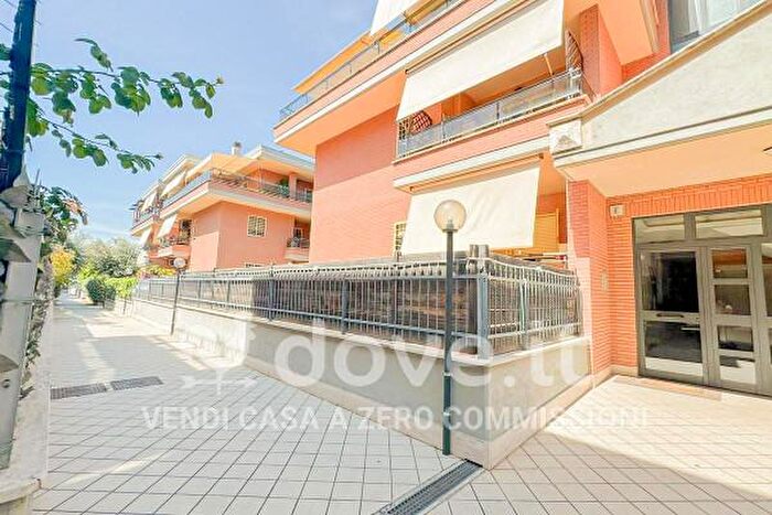 Appartamento trilocale in vendita in Via Ignazio Scimonelli Snc, Roma