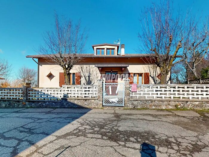 Casa quadrilocale in vendita in Via Costa, Guiglia