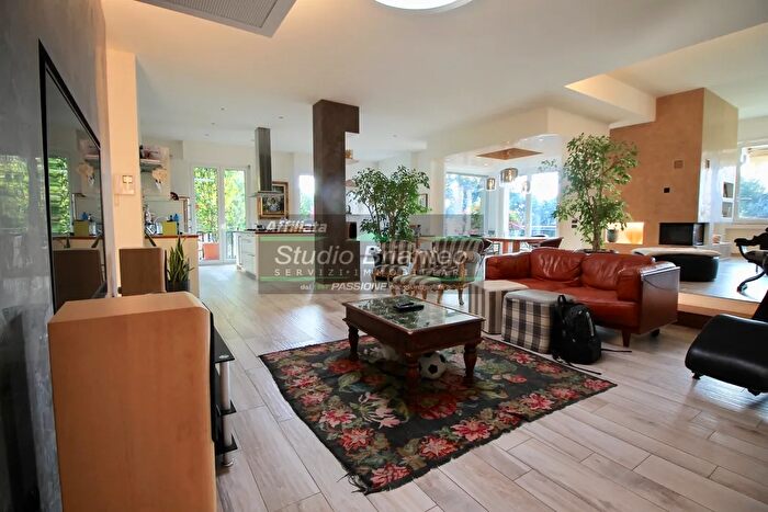 Appartamento quadrilocale in vendita in Via G Donizetti, Carate Brianza