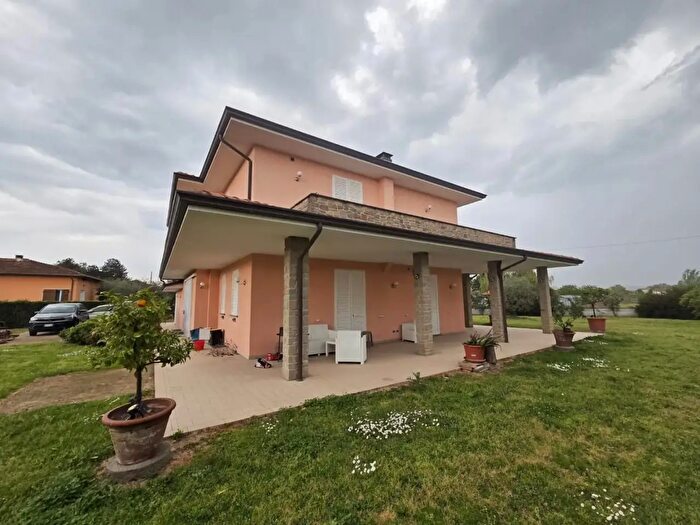 Casa con 8 locali in vendita in a Madonna Comunale, Capannori