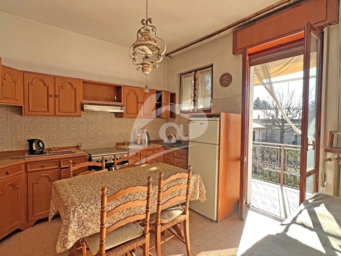 Appartamento con 5 locali in vendita in Via Carlo Colombo, Travedona Monate