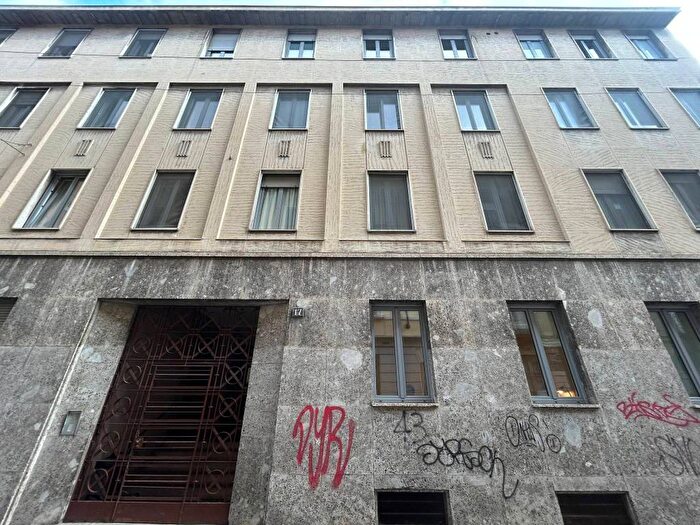 Appartamento trilocale in affitto in Via Rugabella, Missori, Milano