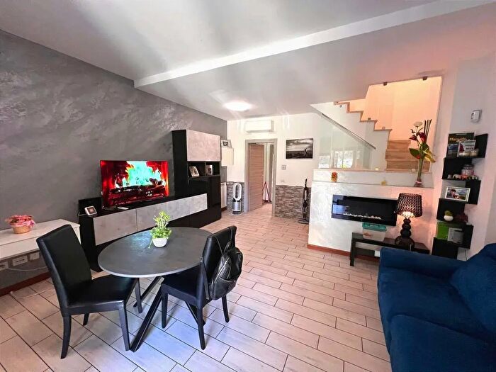 Casa quadrilocale in vendita in Via Somma Lombardo, Roma