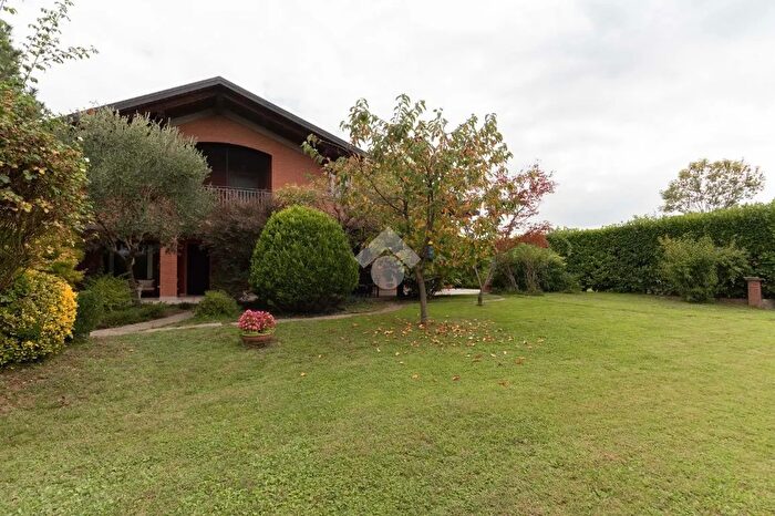 Casa con 6 locali in vendita in Via Tommaso Ferreri, Barbania