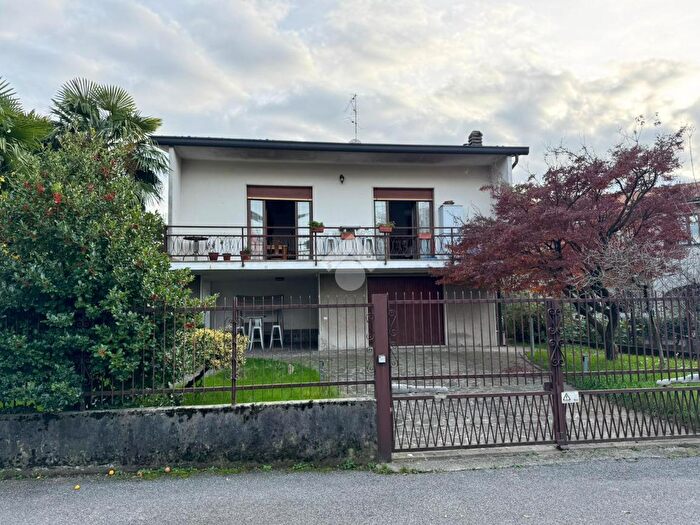 Casa quadrilocale in vendita in Via G Leopardi, Lomagna