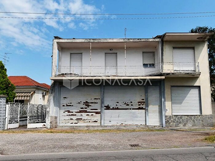 Casa con 7 locali in vendita in Via della Circonvallazione, Dairago