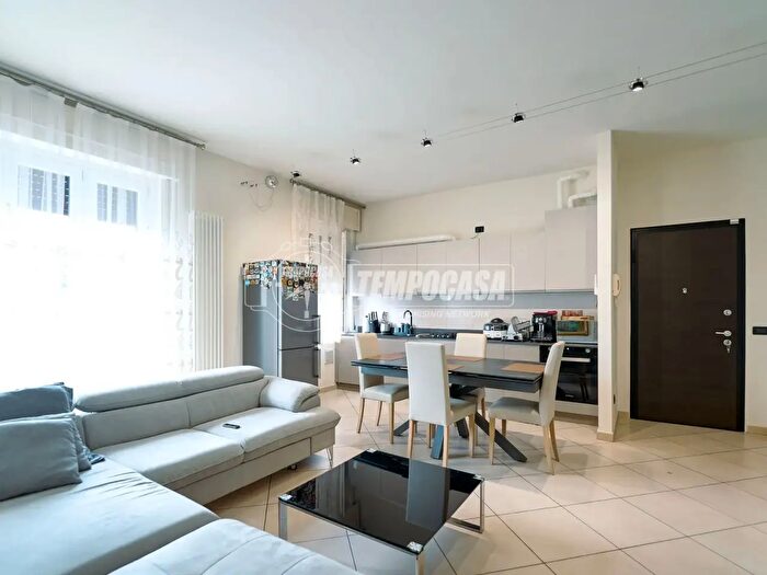 Appartamento trilocale in vendita in Via Marmolada, Cremona