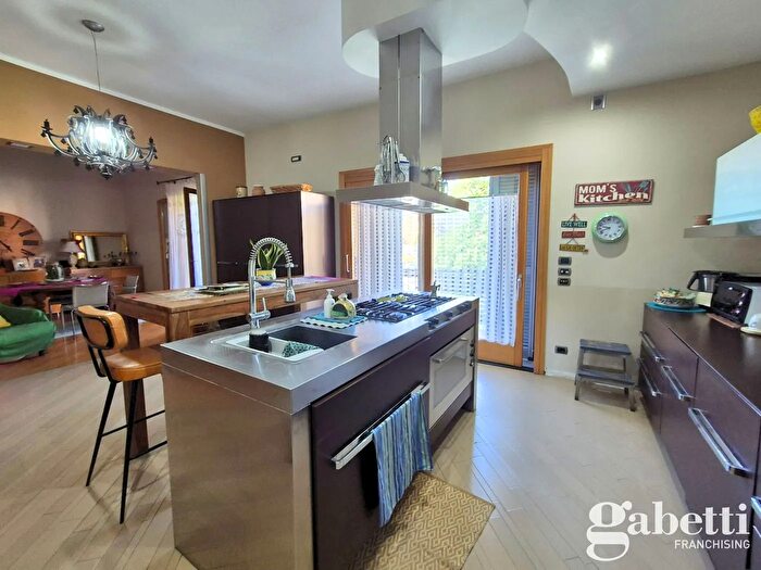 Appartamento con 10 locali in vendita in Via Palmiro Togliatti, Pomigliano DArco