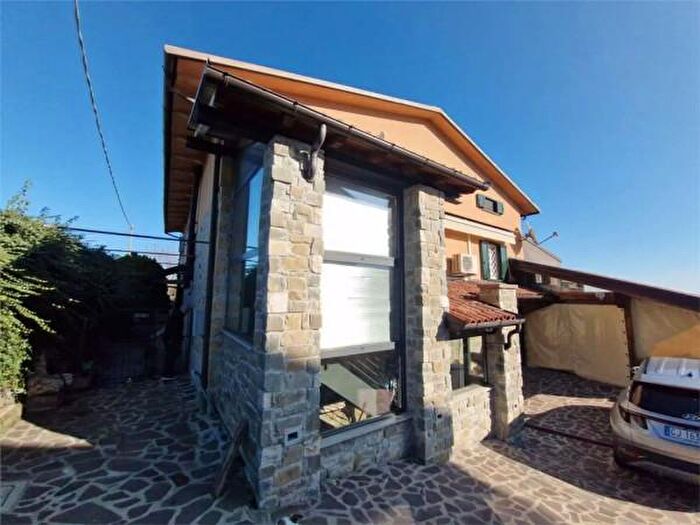 Casa con 6 locali in vendita in Serramazzoni