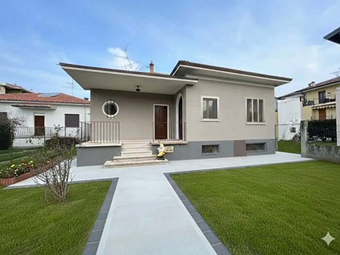 Casa quadrilocale in vendita in Cameri