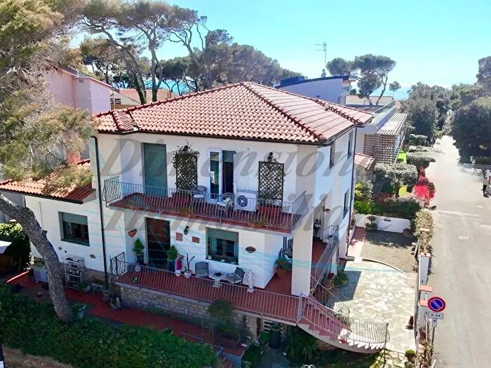 Casa con 10 locali in vendita in Via di Villa Marina, Rosignano Marittimo