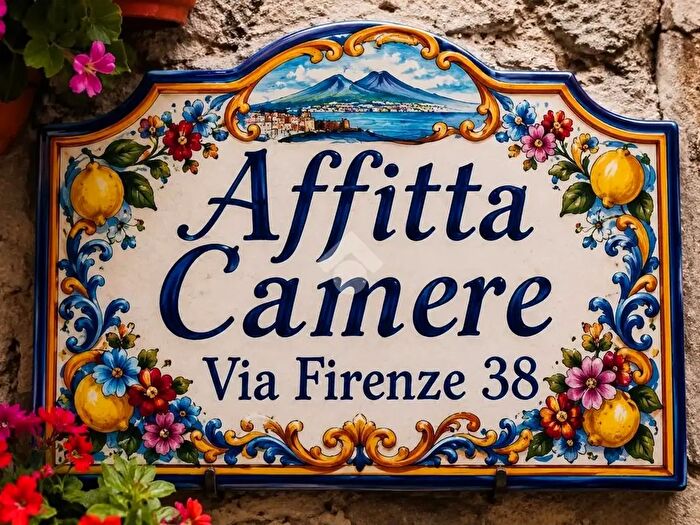 Appartamento con 5 locali in vendita in Via Firenze, Napoli